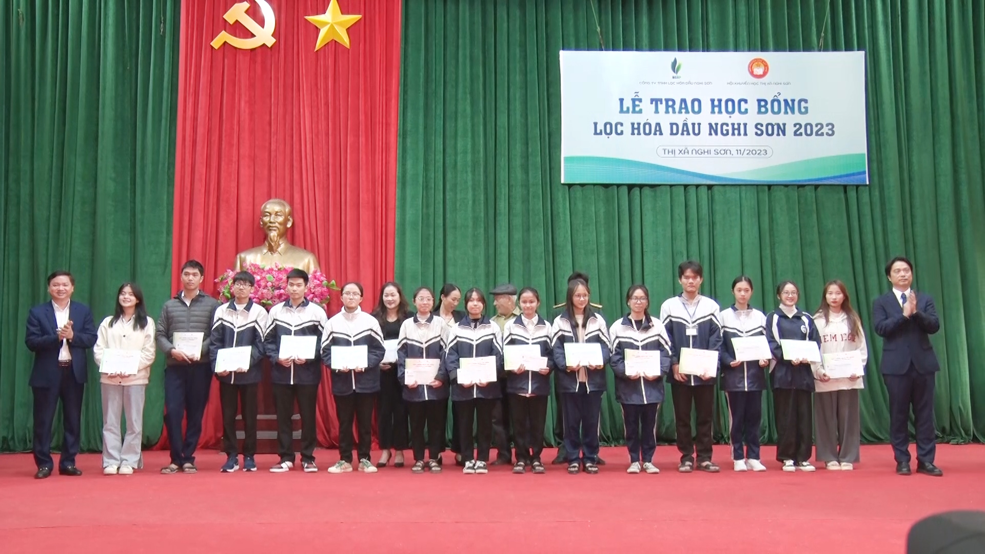 Đồng chí Mai Sỹ Lân, Phó Chủ tịch UBND thị xã Nghi Sơn và đại diện Công ty TNHH Lọc hóa dầu Nghi Sơn trao học bổng cho các em học sinh, sinh viên.