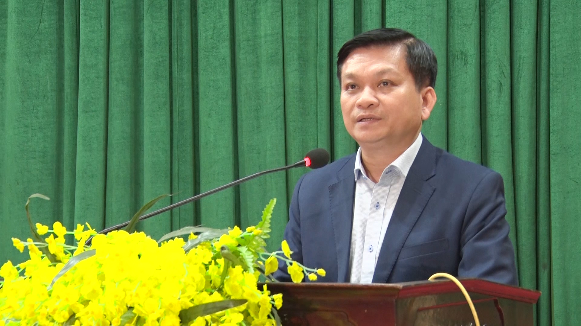 Đồng chí Trương Bá Duyên, Phó Bí thư Thường trực Thị ủy Nghi Sơn phát biểu tại buổi lễ trao học bổng.