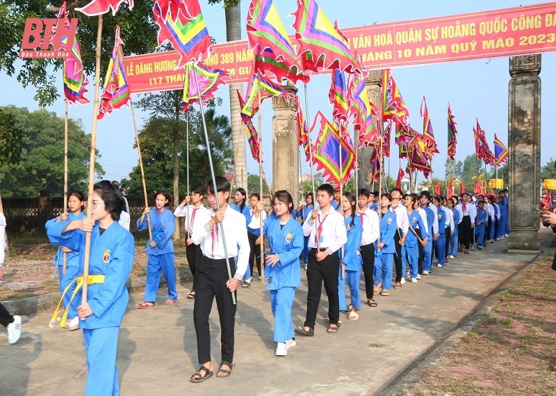 Các em học sinh tham gia rước kiệu