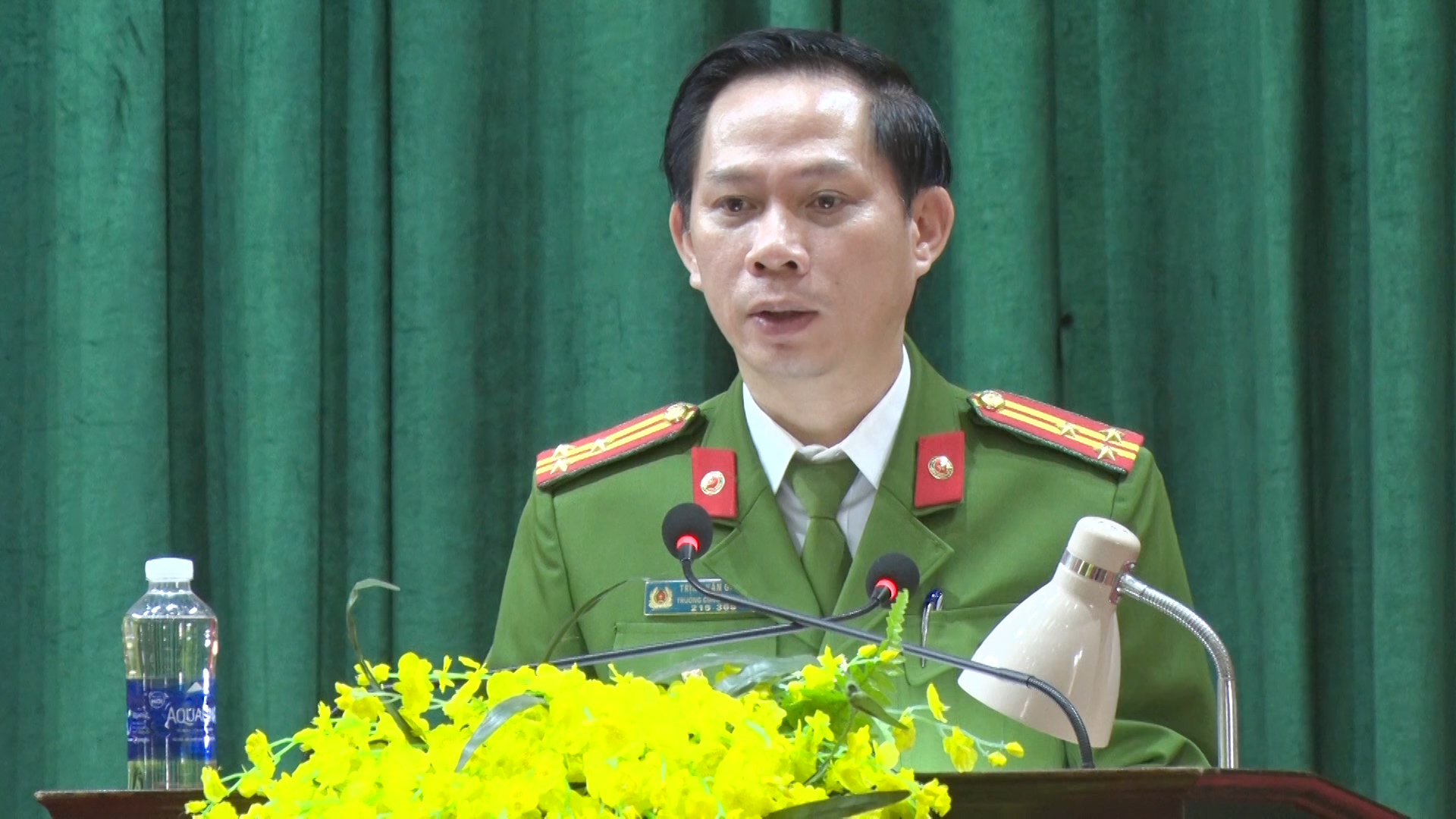 Đồng chí Trịnh Văn Giang, Trưởng Công an thị xã phát biểu tại hội nghị