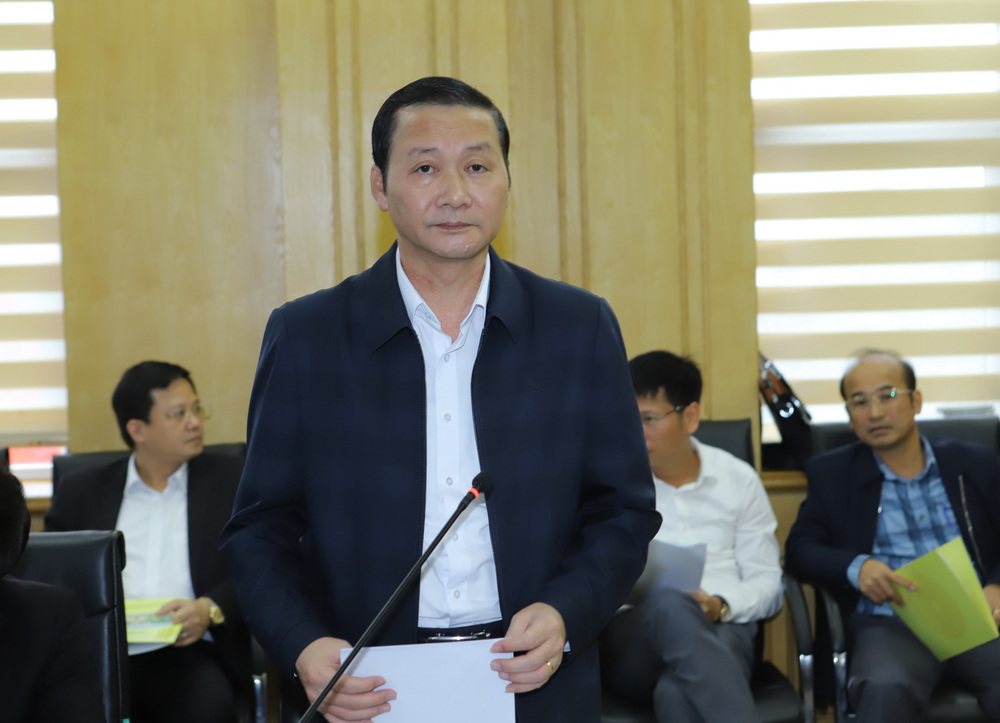 Chủ tịch UBND tỉnh Đỗ Minh Tuấn báo cáo tình hình thực hiện các dự án đầu tư xây dựng và kinh doanh hạ tầng khu công nghiệp trên địa bàn tỉnh Thanh Hóa.