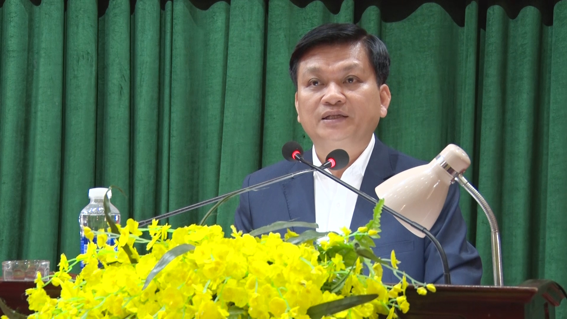 Đồng chí Trương Bá Duyên, Phó Bí thư Thường trực Thị ủy Nghi Sơn báo cáo tình hình thực hiện nhiệm vụ năm 2023; mục tiêu, nhiệm vụ và các giải pháp chủ yếu năm 2024.
