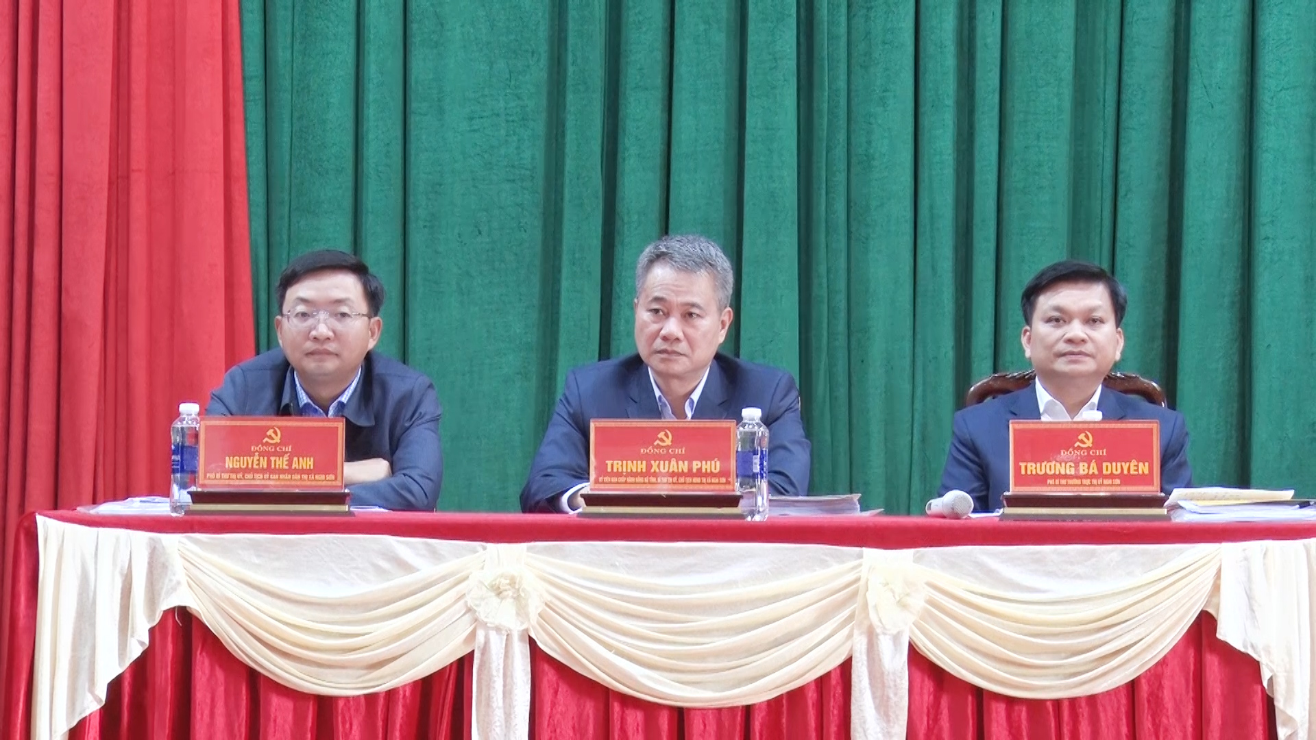 Các đồng chí Thường trực Thị ủy Nghi Sơn chủ trì hội nghị.