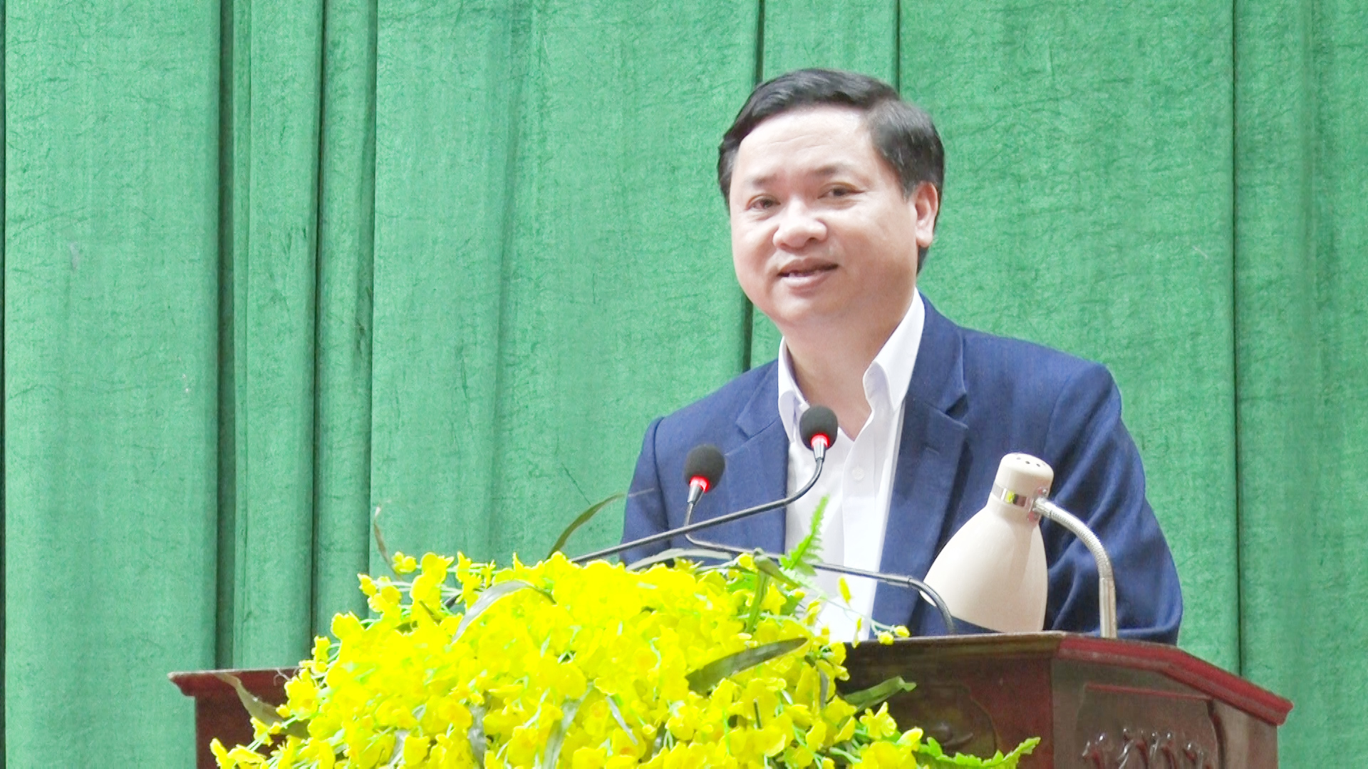 Đồng chí Mai Sỹ Lân, Ủy viên Ban Thường vụ Thị ủy, Phó Chủ tịch UBND thị xã phát biểu tại hội nghị