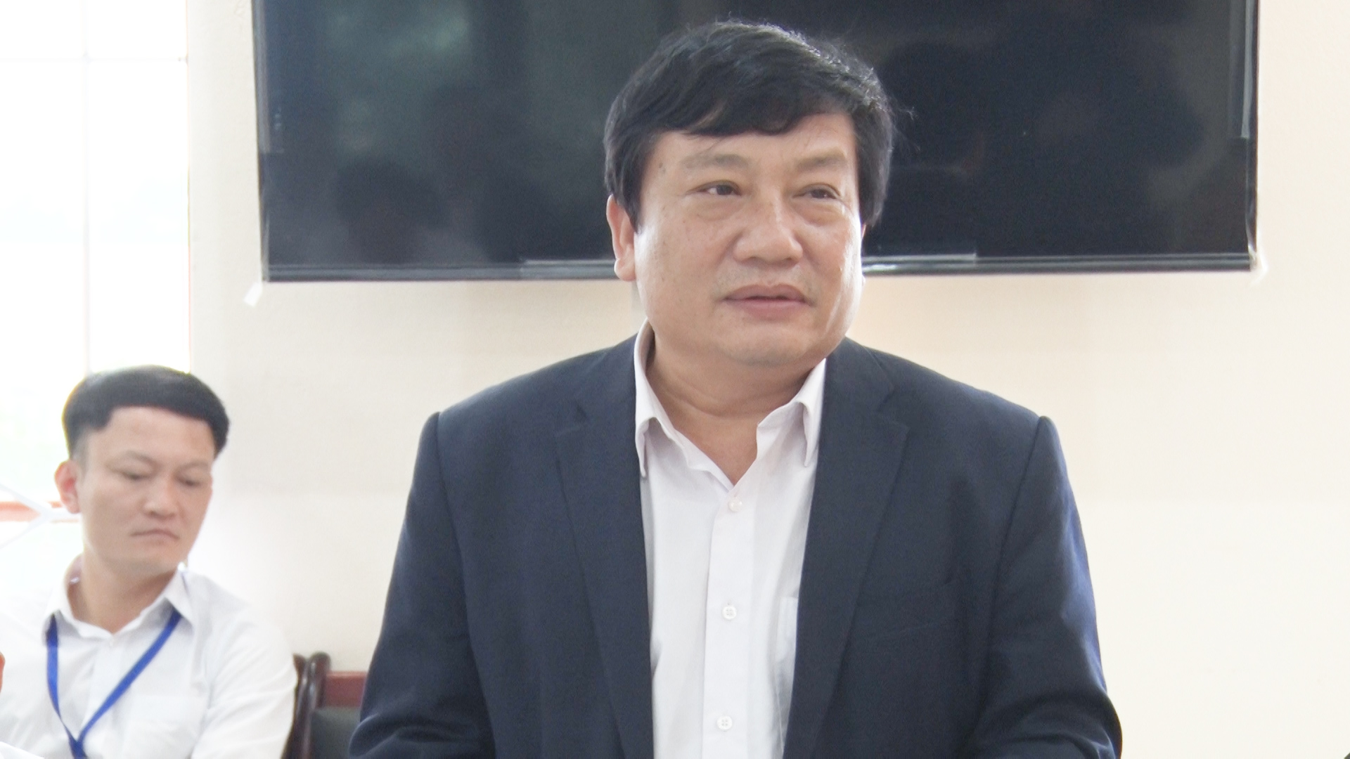 Lãnh đạo phòng Nội vụ phát biểu tại hội nghị làm việc với phường Hải Lĩnh