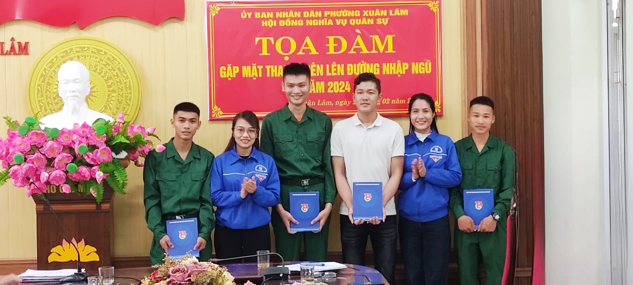 Ban Thường vụ Thị đoàn Nghi Sơn trao quà cho thanh niên chuẩn bị lên đường nhập ngũ