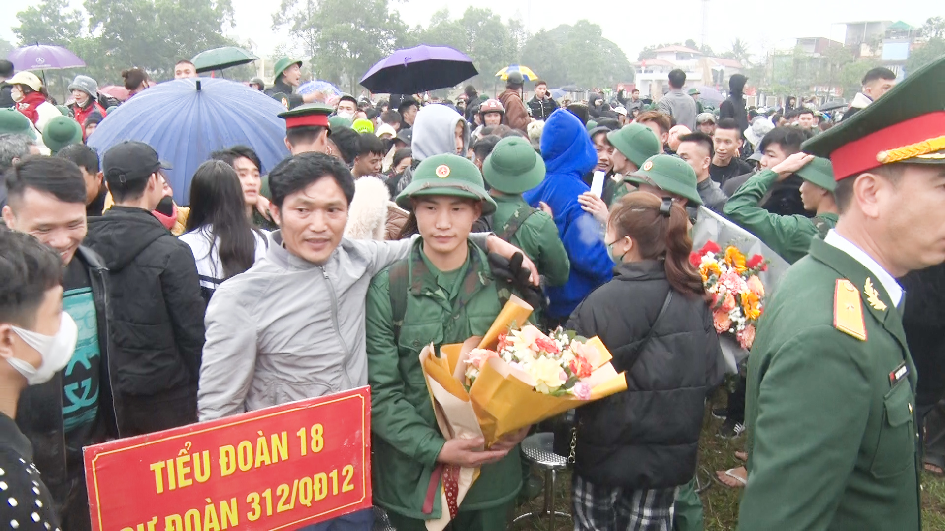 Người thân lưu luyến tiễn đưa chiến sỹ mới yên tâm lên đường nhập ngũ
