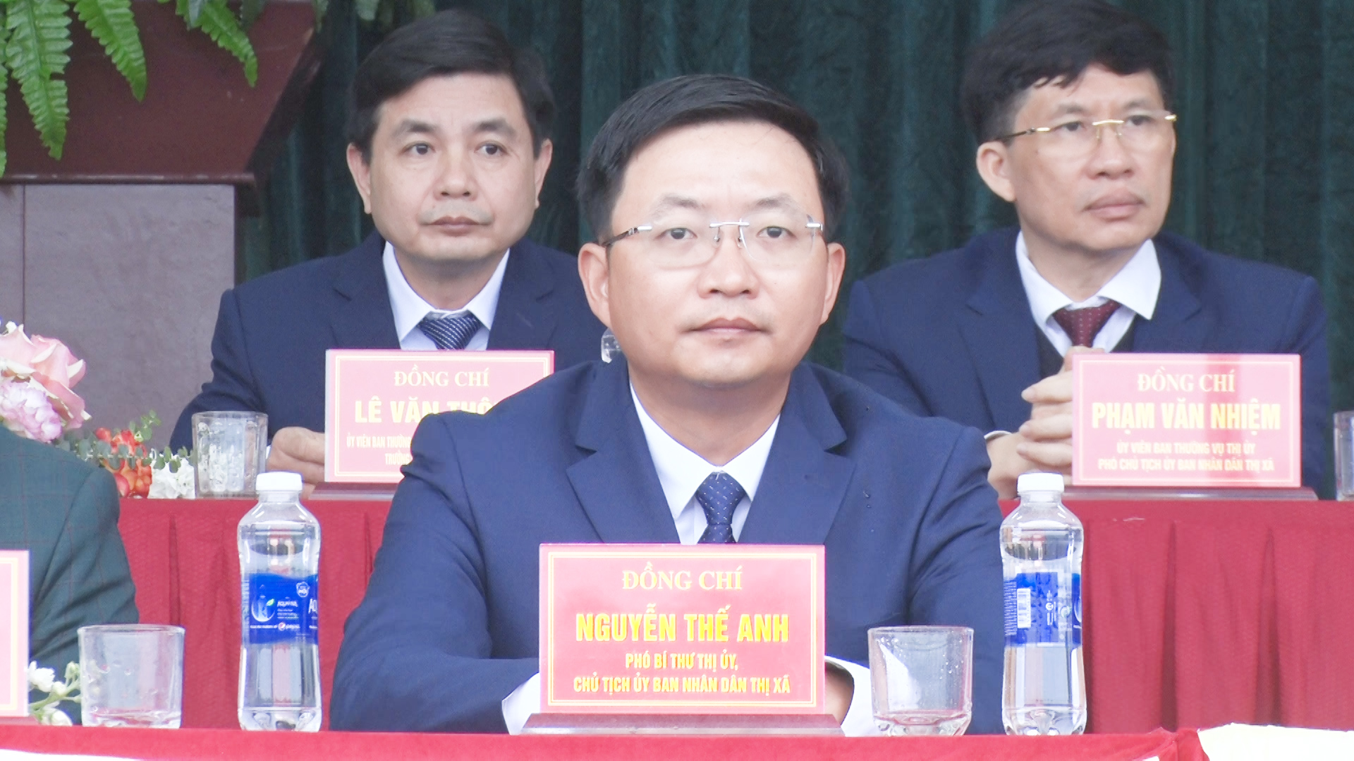 Đồng chí Nguyễn Thế Anh, Chủ tịch UBND thị xã, Chủ tịch Hội đồng Nghĩa vụ quân sự thị xã dự lễ giao nhận quân