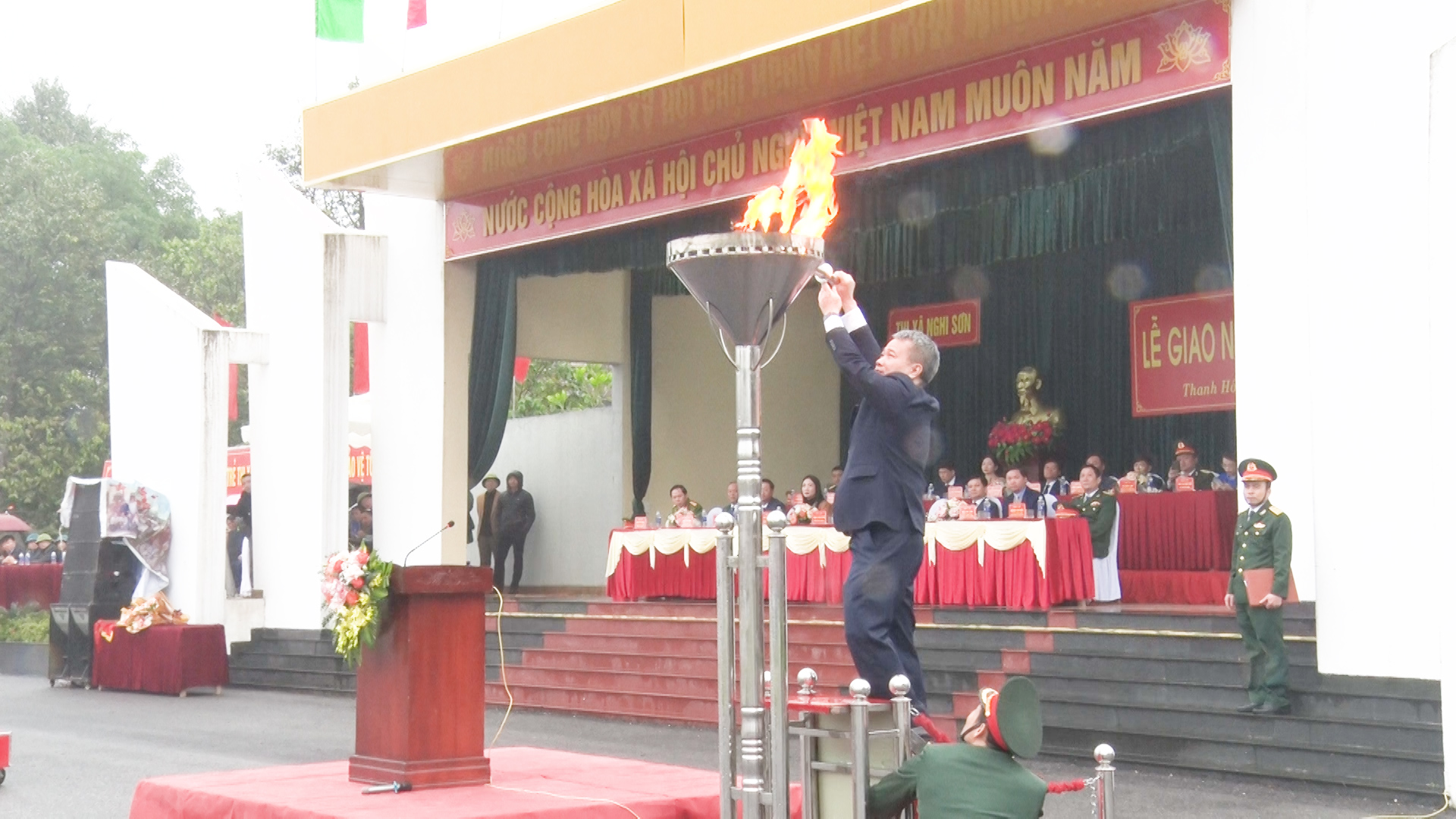 Trong không khí rộn ràng của ngày hội tòng quân, đồng chí Trịnh Xuân Phú, Tỉnh ủy viên, Bí thư Thị ủy, Chủ tịch HĐND thị xã đã thắp lửa truyền thống