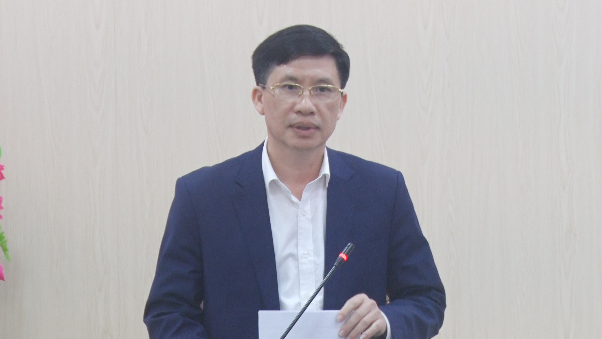 Đồng chí Phạm Văn Nhiệm, Phó Chủ tịch UBND thị xã chủ trì hội nghị