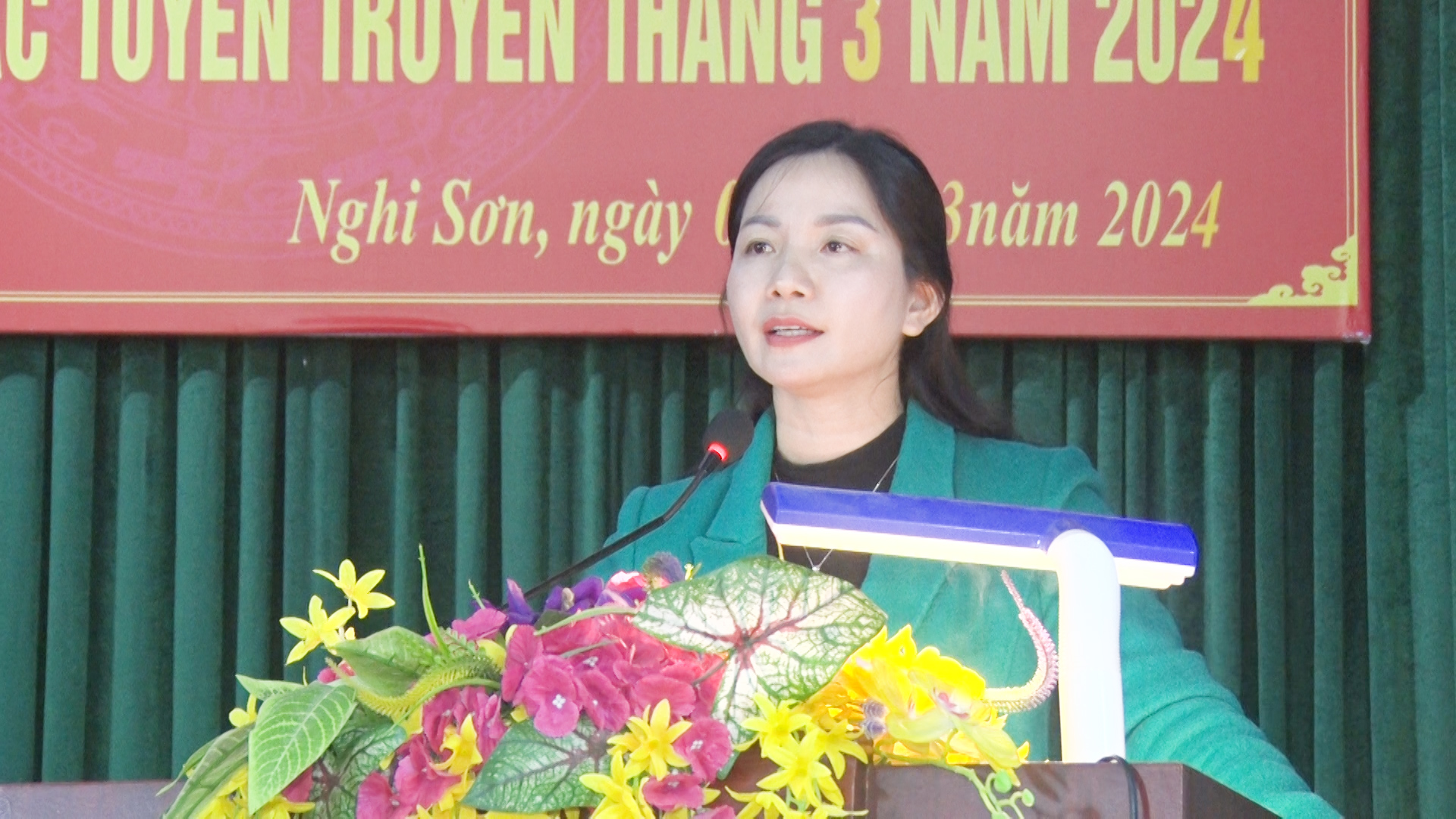 Đồng chí Lê Thị Kim Hằng, Ủy viên Ban Thường vụ, Trưởng ban Tuyên giáo Thị ủy, Giám đốc Trung tâm Chính trị thị xã thông tin tình hình thời sự và định hướng công tác tuyên truyền trong tháng 3-2024