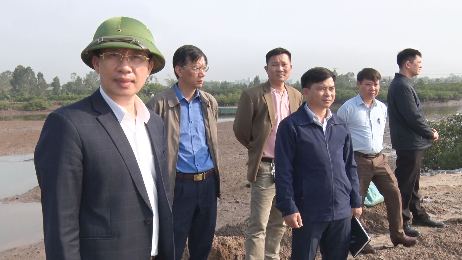 Đồng chí Phạm Văn Nhiệm, Phó Chủ tịch UBND thị xã kiểm tra thực tế tại khu vực vi phạm