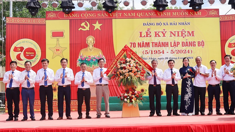 Các đồng chí lãnh đạo thị xã Nghi Sơn tặng lãng hoa tươi thắm, chúc mừng Đảng bộ xã Hải Nhân nhân kỷ niệm 70 năm thành lập