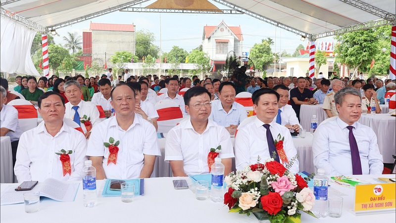 Các đồng chí lãnh đạo thị xã Nghi Sơn tham dự lễ kỷ niệm