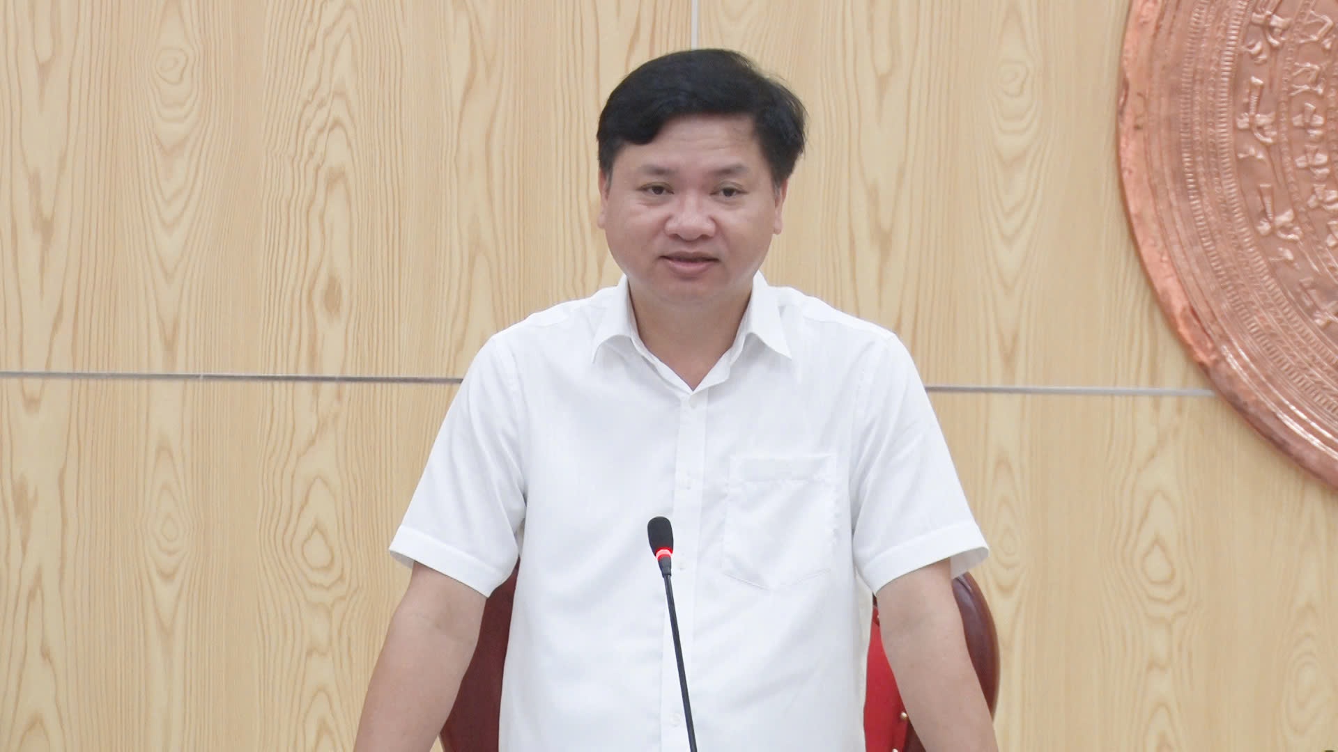 Đồng chí Mai Sỹ Lân, Phó Chủ tịch UBND thị xã chủ trì hội nghị