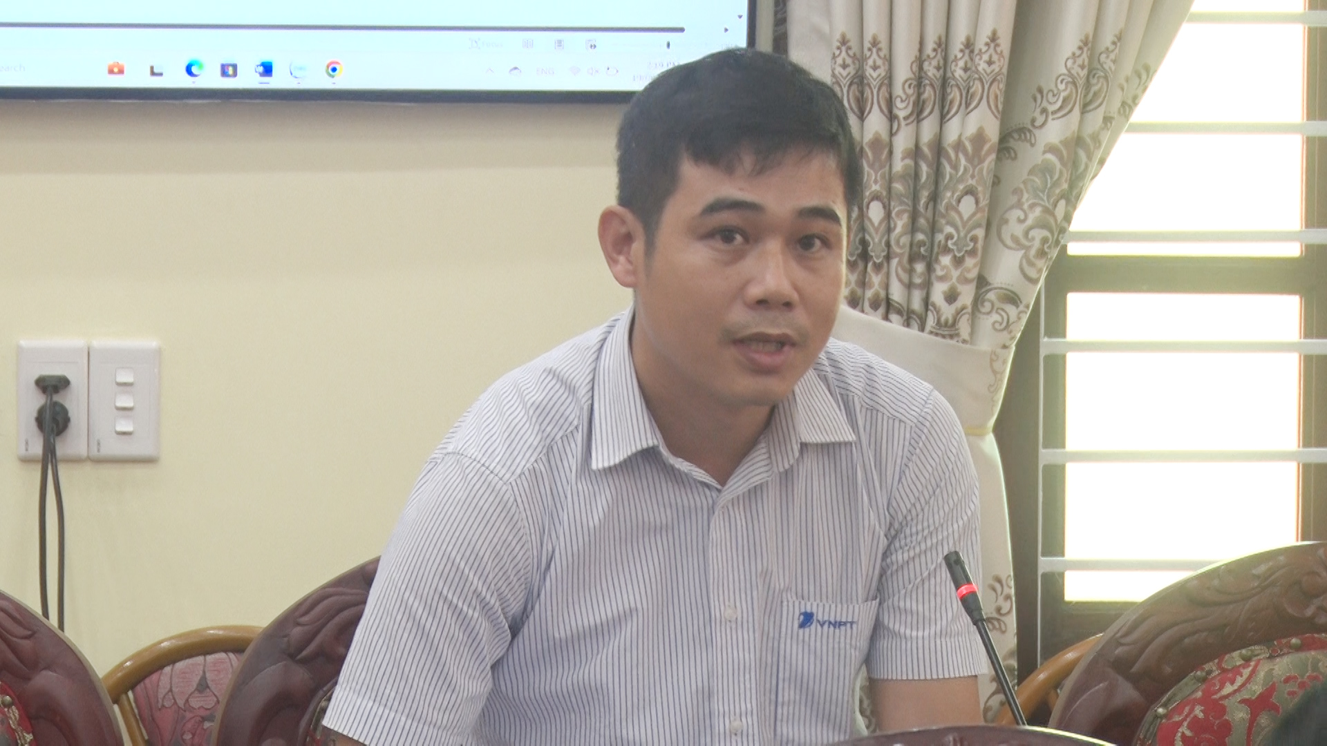 Đại diện Trung tâm Viễn thông Nghi Sơn triển khai các nội dung tại hội nghị