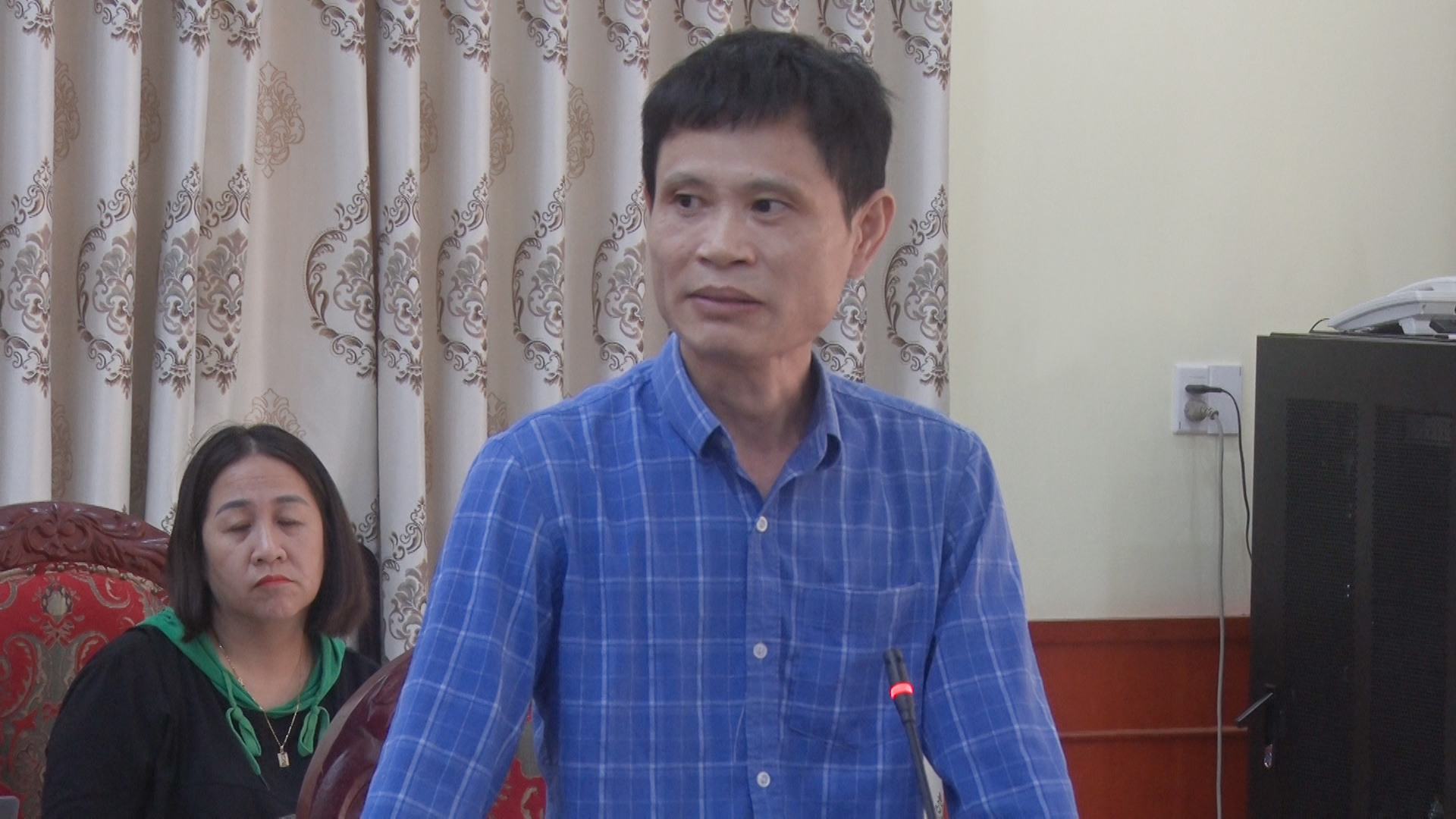 Đại diện lãnh đạo Trung tâm Văn hóa,Thông tin Thể thao và Du lịch thị xã truyền đạt các nội dung tại hội nghị