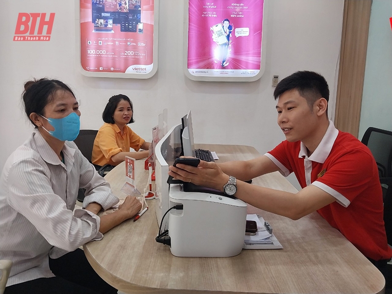 Nhân viên Chi nhánh Viettel Thiệu Hóa hướng dẫn khách hàng chuyển đổi sang sim, sóng 4G.