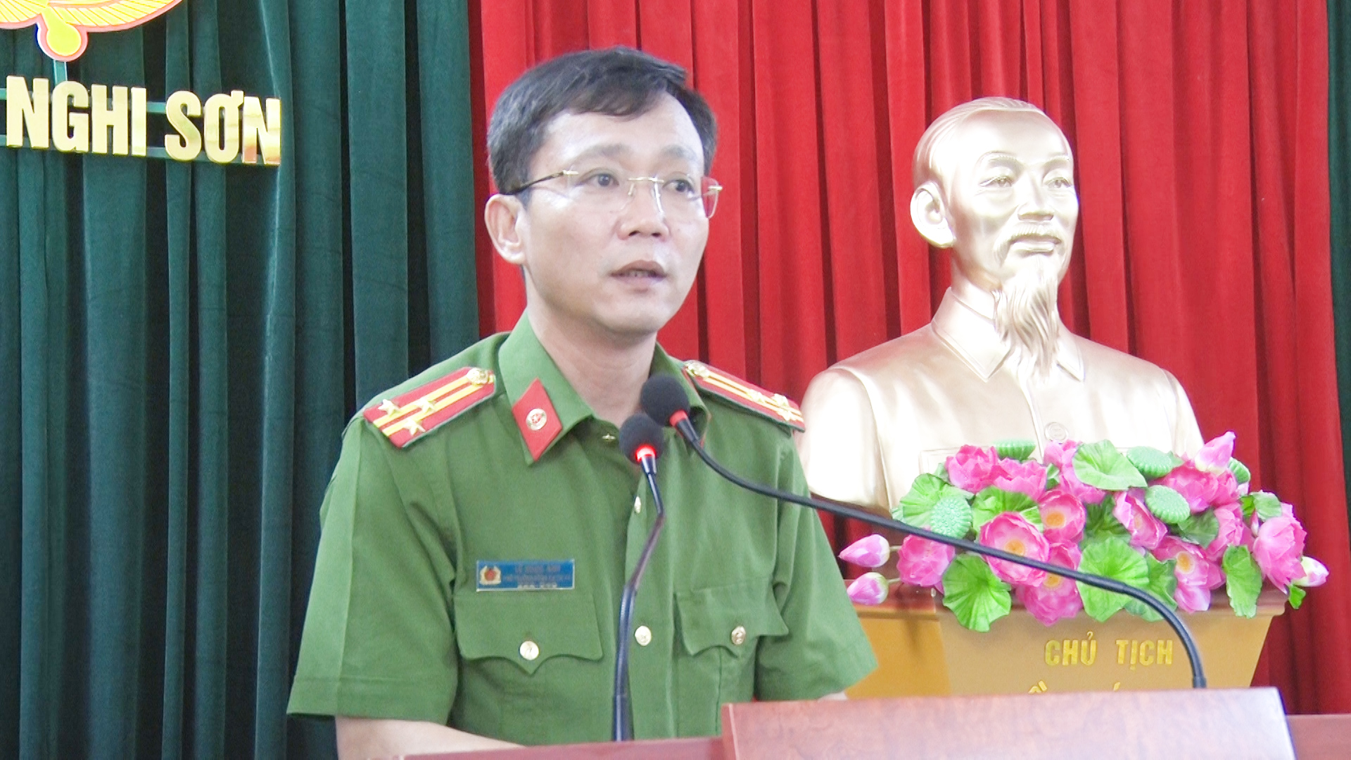 Lãnh đạo Công an thị xã phát biểu tại buổi lễ
