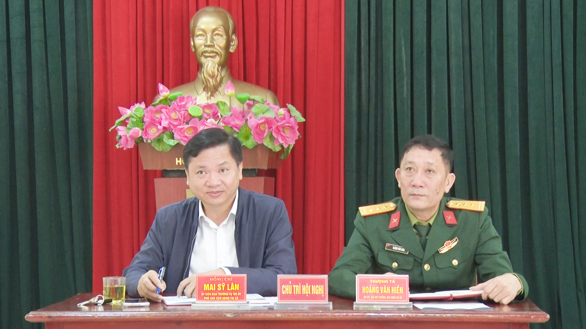 Đồng chí Mai Sỹ Lân, Phó Chủ tịch UBND thị xã và đồng chí Hoàng Văn Hiền, Chỉ huy trưởng Ban chỉ huy Quân sự thị xã đồng chủ trì hội nghị