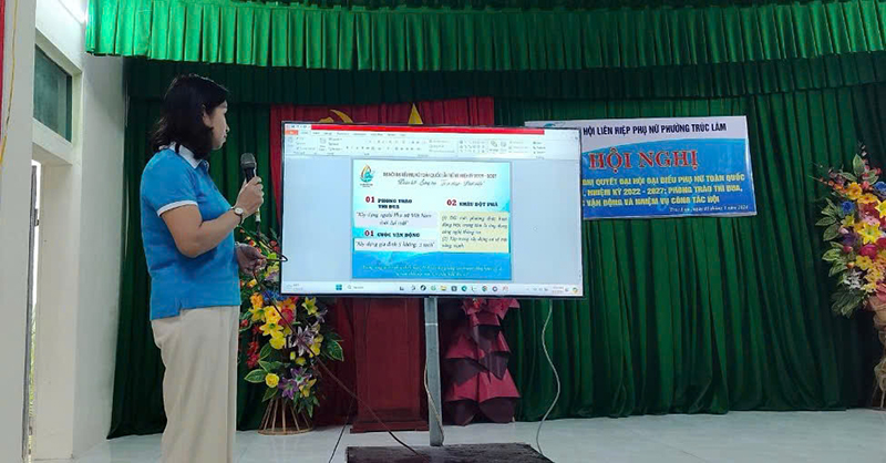 Hội LHPN phường Trúc Lâm truyền tải tài liệu tuyên truyền trên phần mềm trình chiếu powerpoint với nhiều hình ảnh, video minh họa, giúp hội viên dễ dàng nắm bắt nội dung tuyên truyền.