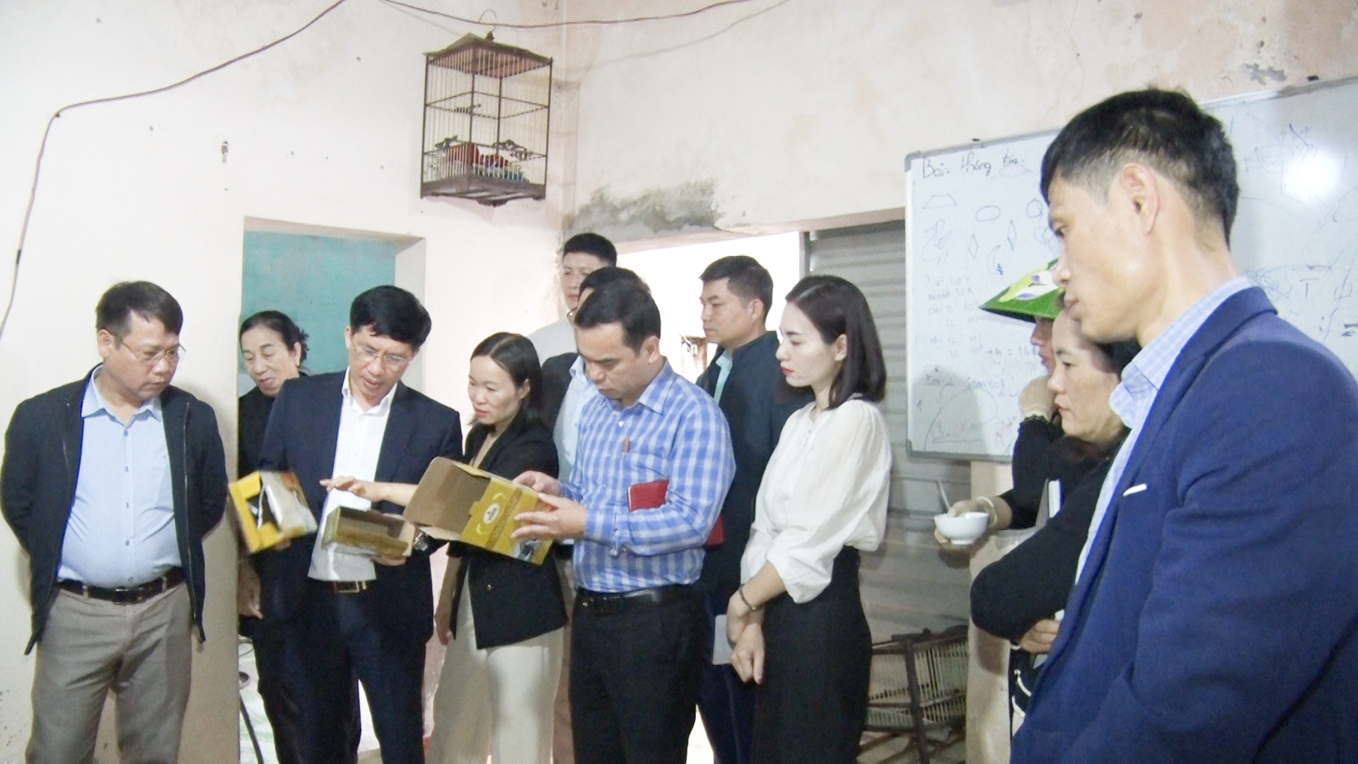 Đồng chí Phạm Văn Nhiệm, Phó Chủ tịch UBND thị xã và các thành viên Hội đồng đánh giá, phân hạng sản phẩm OCOP thị xã năm 2024 kiểm tra thực tế tại các chủ thể