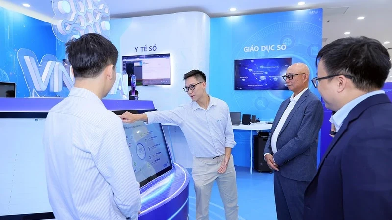 Cán bộ VNPT giới thiệu các dịch vụ và nền tảng chuyển đổi số.