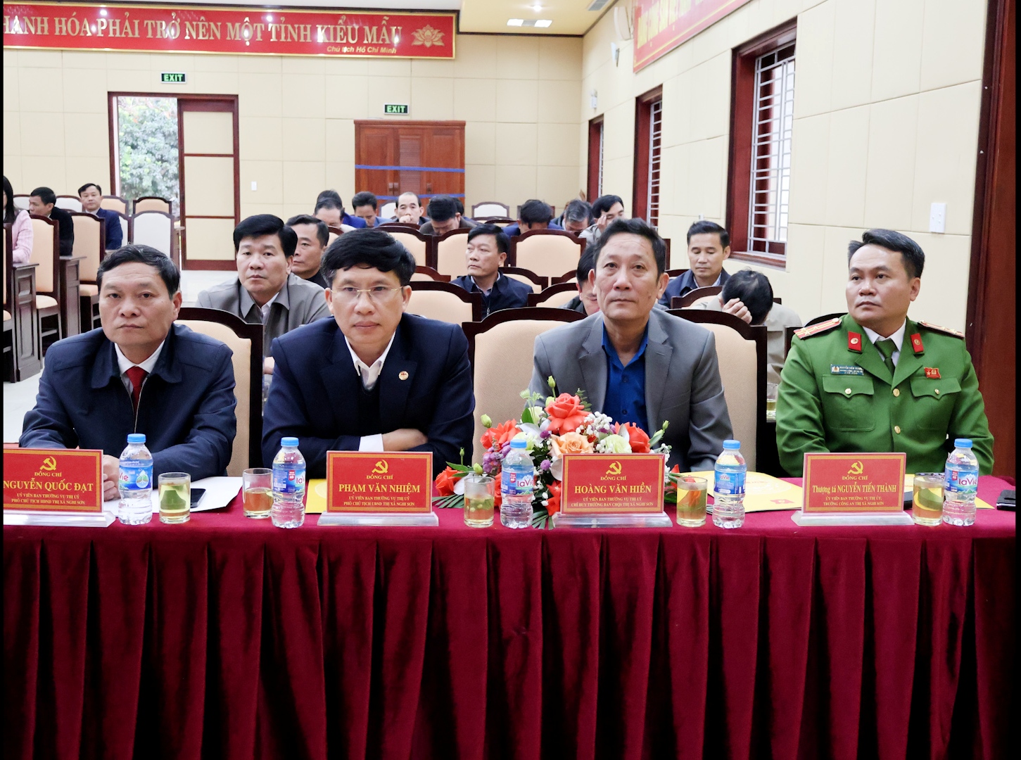 Các đồng chí Ủy viên Ban Thường vụ Thị ủy dự tọa đàm