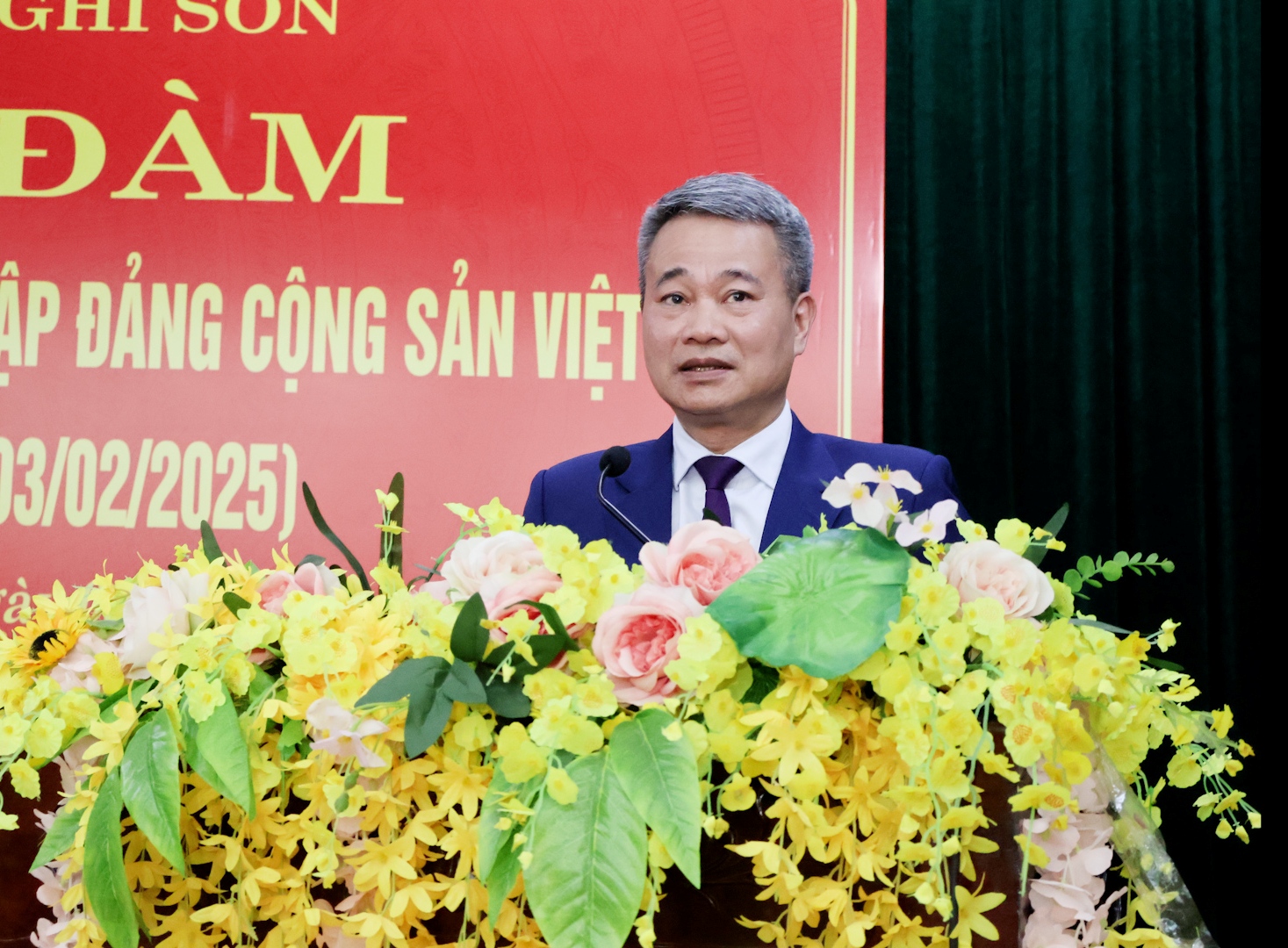 Đồng chí Trịnh Xuân Phú, Tỉnh ủy viên, Bí thư Thị ủy, Chủ tịch HĐND thị xã phát biểu tại tọa đàm kỷ niệm
