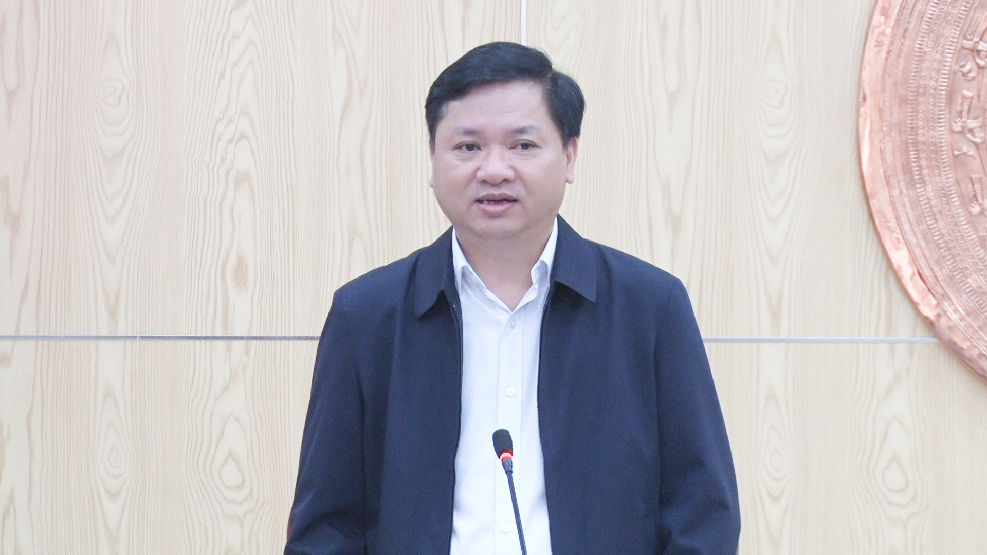 Đồng chí Mai Sỹ Lân, Phó Chủ tịch UBND thị xã chủ trì hội nghị.