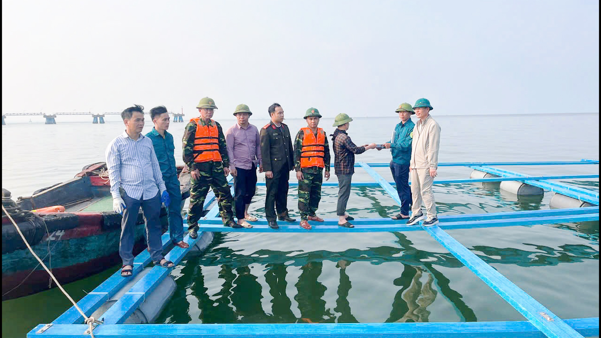 Cấp ủy, chính quyền xã Nghi Sơn tuyên truyền, vận động người dân tự tháo dỡ ô, lồng nuôi thủy sản tự phát (Ảnh do xã Nghi Sơn cung cấp)