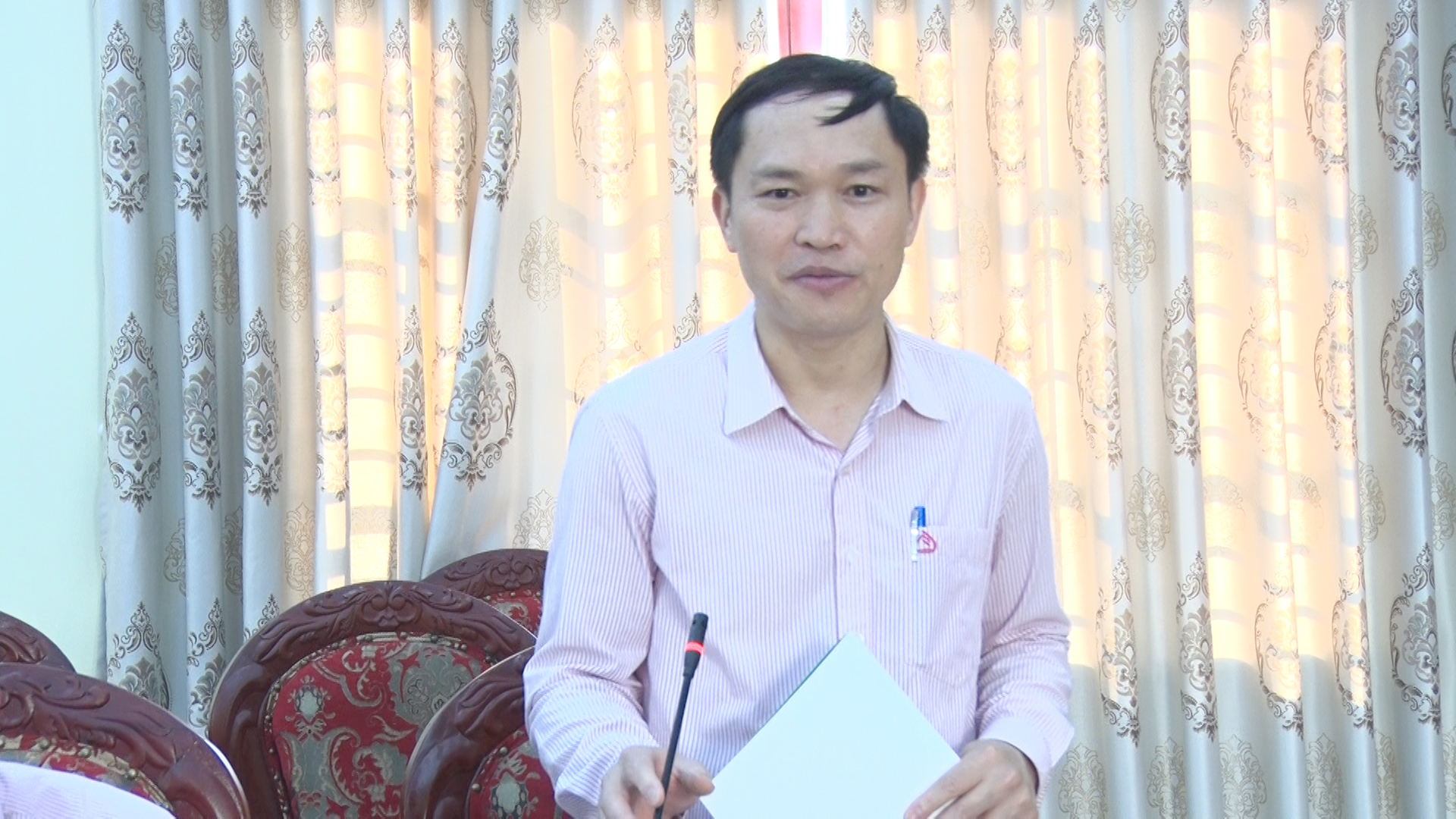 Lãnh đạo Ngân hàng chính sách xã hội thị xã phát biểu tại hội nghị