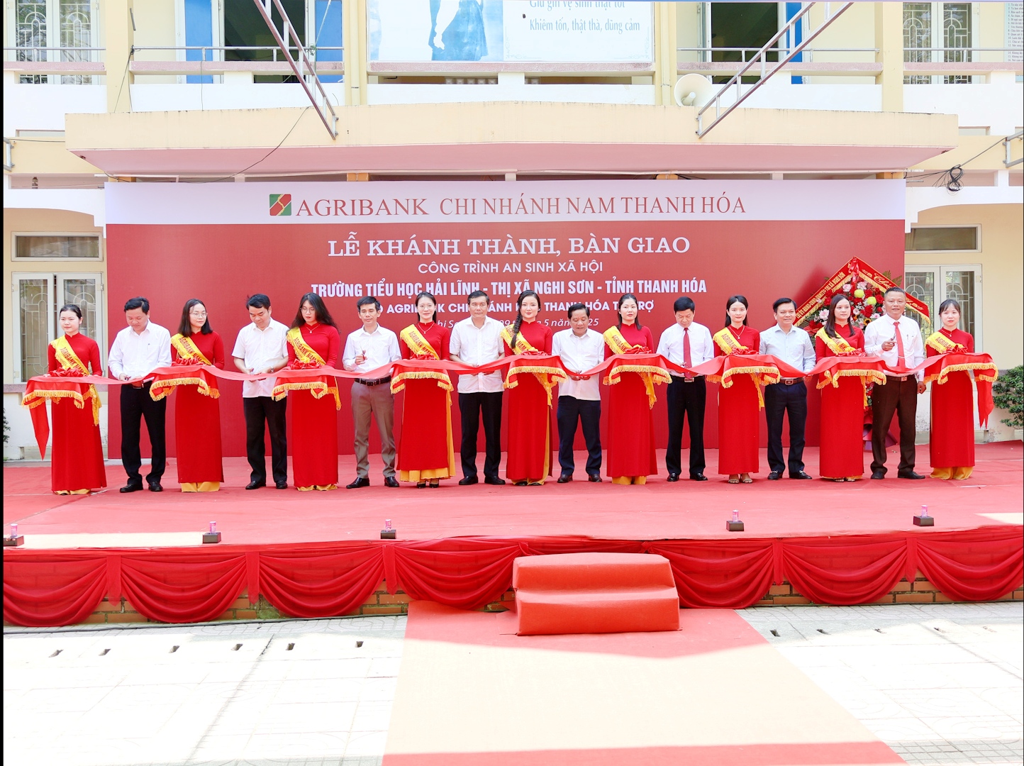 Các đại biểu thực hiện nghi thức cắt băng khánh thành