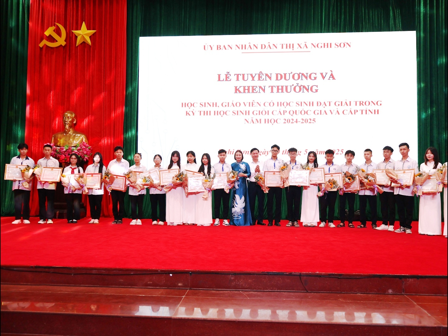 Đồng chí Mai Sỹ Lân, Phó Chủ tịch UBND thị xã và lãnh đạo Phòng Giáo dục và Đào tạo trao thưởng cho học sinh đạt giải cấp tỉnh
