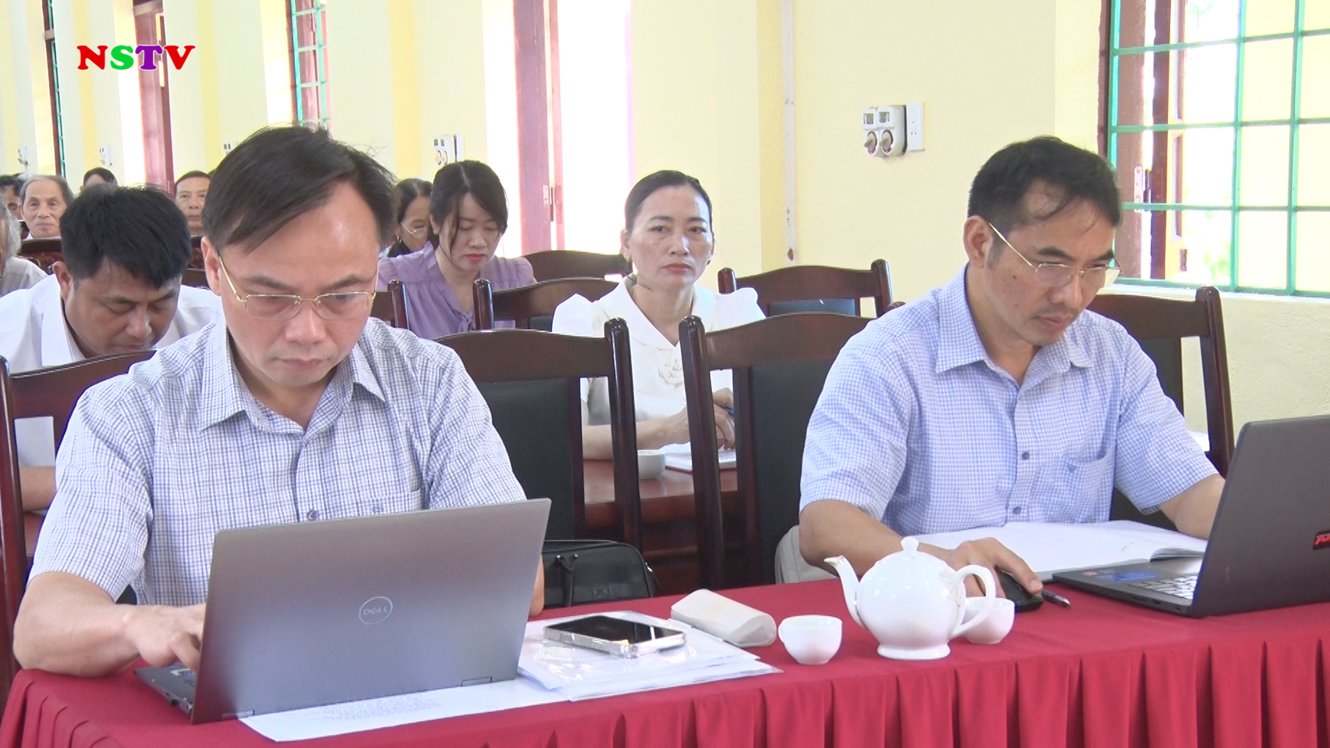 Ông Trịnh Tiến Dũng, Thị ủy viên, Phó Chủ tịch UBND thị xã cùng các đại biểu dự tiếp xúc