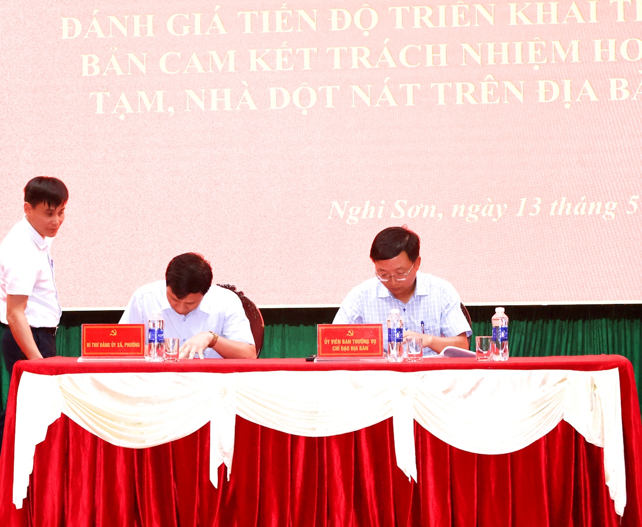 Đồng chí Nguyễn Thế Anh, Chủ tịch UBND thị xã Nghi Sơn ký cam kết với đồng chí Bí thư Đảng ủy phường Nguyên Bình