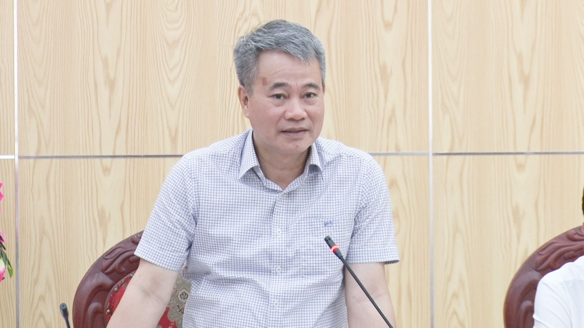 Đồng chí Trịnh Xuân Phú, Tỉnh ủy viên, Bí thư Thị ủy phát biểu tại buổi làm việc