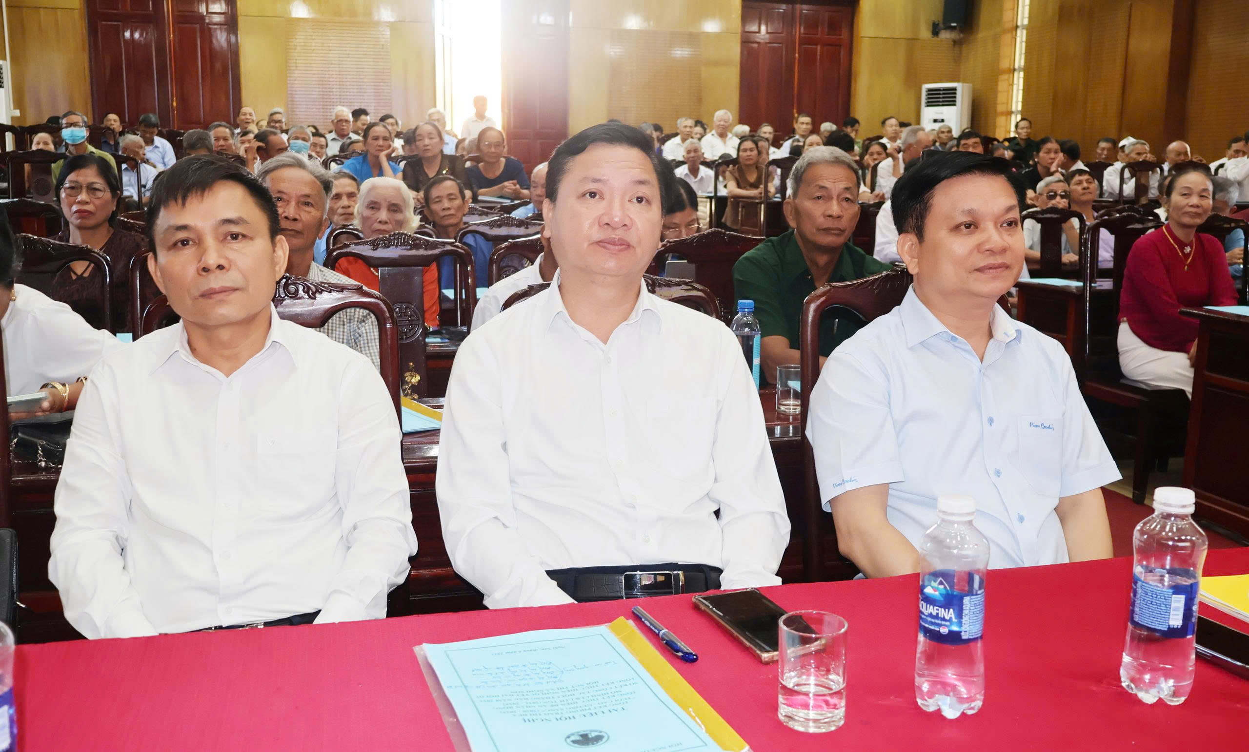 Các đồng chí lãnh đạo thị xã dự hội nghị