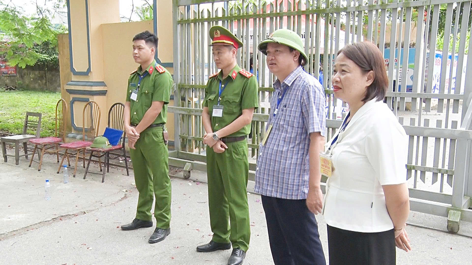 Đồng chí Mai Sỹ Lân, Phó Chủ tịch UBND thị xã kiểm tra công tác thi tại các hội đồng thi