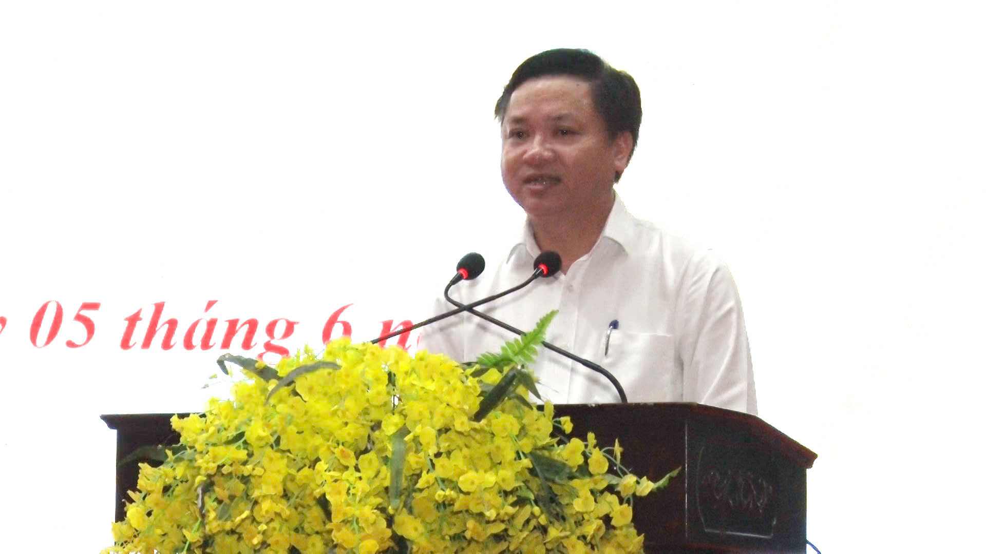 Đồng chí Mai Sỹ Lân, Phó Chủ tịch UBND thị xã phát biểu tại hội nghị