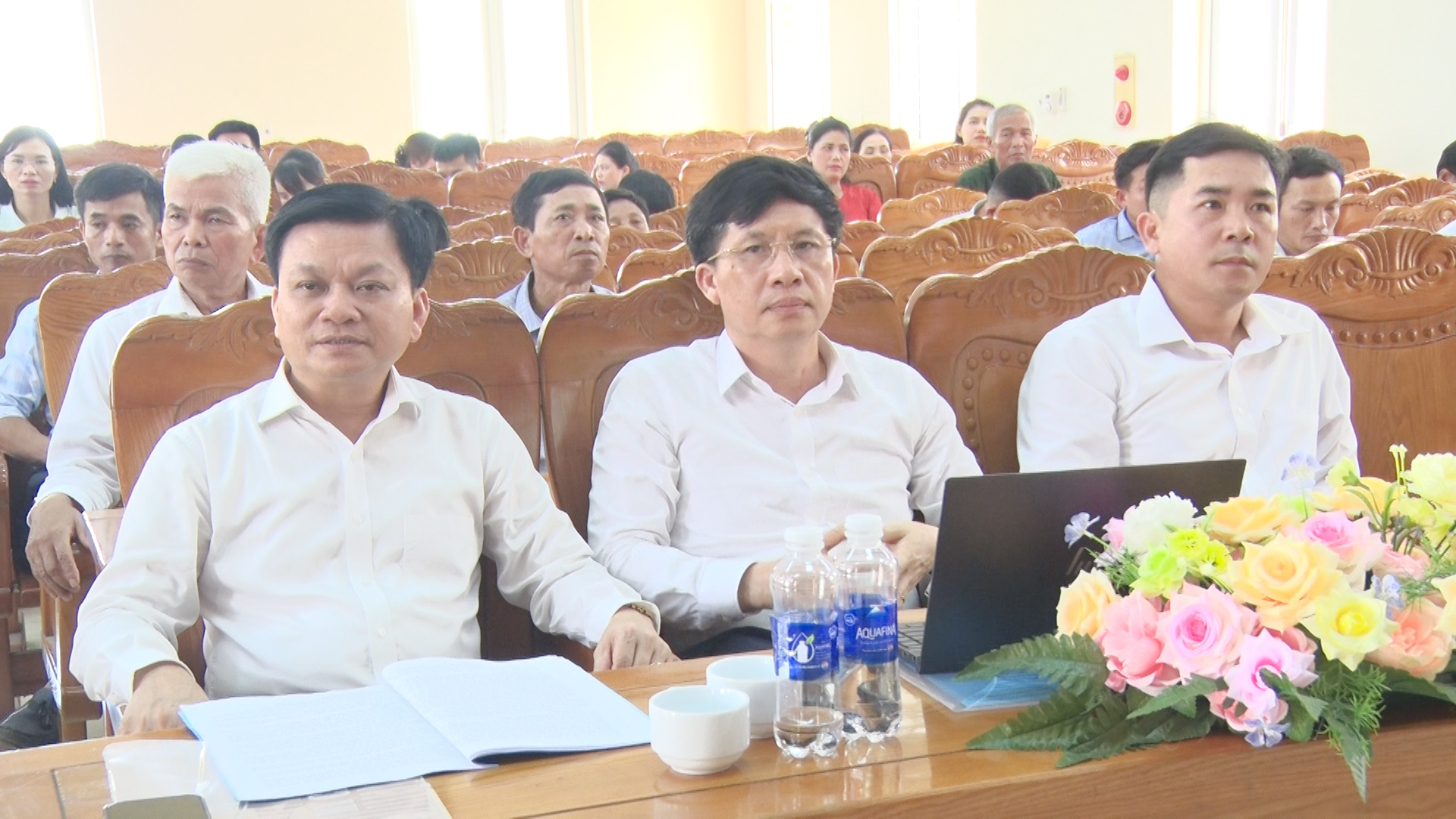 Các đồng chí lãnh đạo thị xã dự lễ công bố
