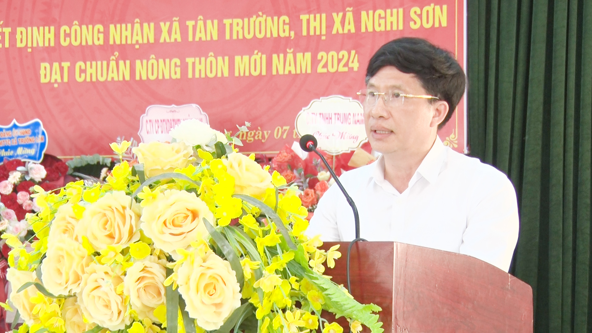Đồng chí Phạm Văn Nhiệm, Phó Chủ tịch UBND thị xã phát biểu tại buổi lễ