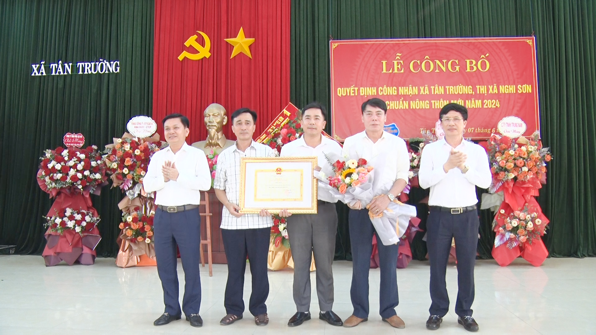 Các đồng chí lãnh đạo thị xã trao bằng công nhận xã Tân Trường đạt chuẩn NTM