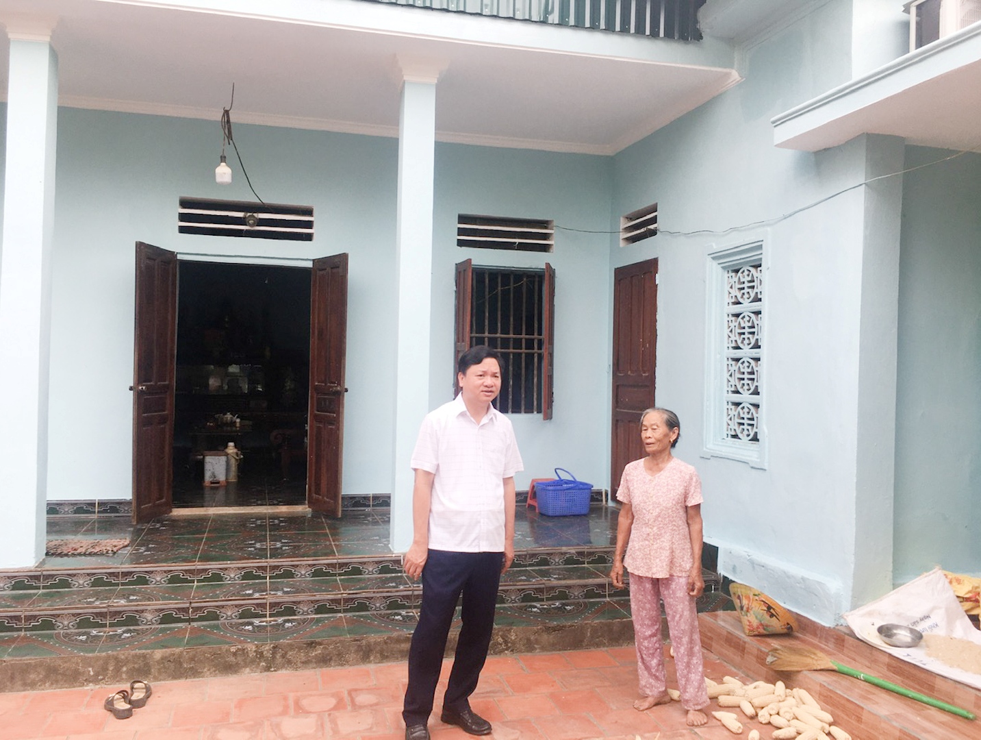 Đồng chí Mai Sỹ Lân, Phó Chủ tịch UBND thị xã kiểm tra tiến độ xây dựng nhà và sửa chữa nhà theo Quyết định số 21 và Chỉ thị số 22 trên địa bàn 3 xã, phường Hải Châu, Hải Ninh và xã Thanh Thủy