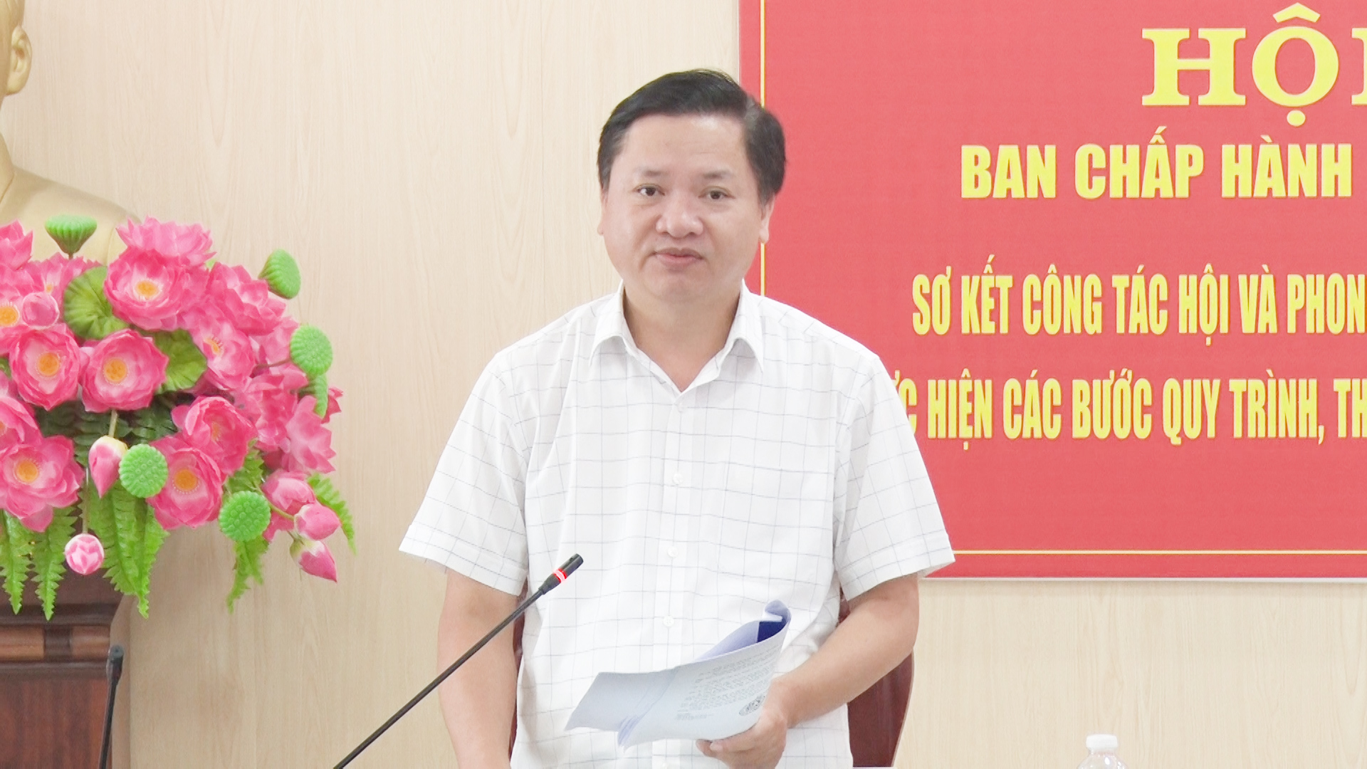 Đồng chí Mai Sỹ Lân, Phó Chủ tịch UBND thị xã chủ trì hội nghị