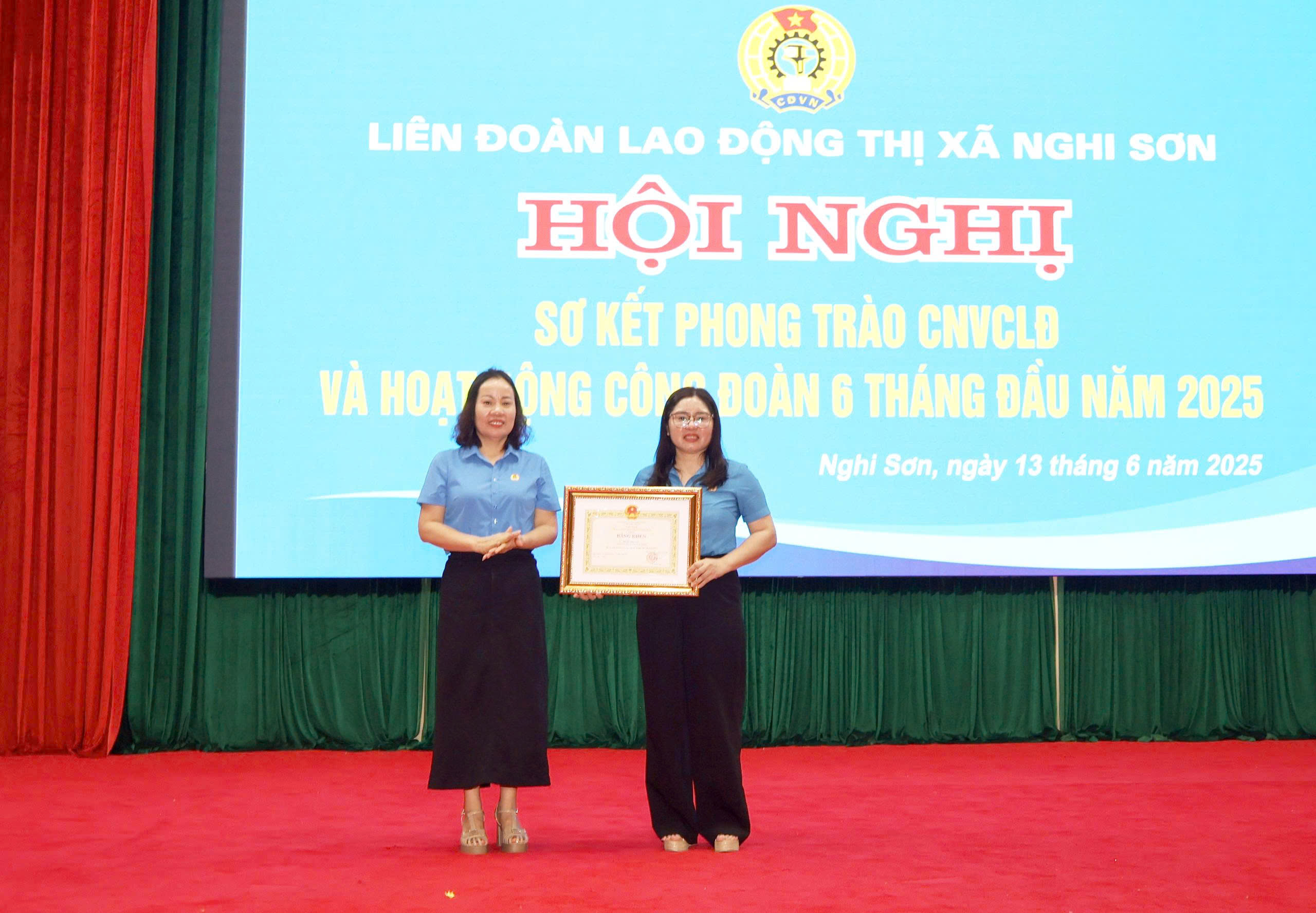 Đồng chí Trịnh Thị Hoa, Phó Chủ tịch Thường trực LĐLĐ tỉnh trao Bằng khen của Chủ tịch UBND tỉnh cho 1 cá nhân