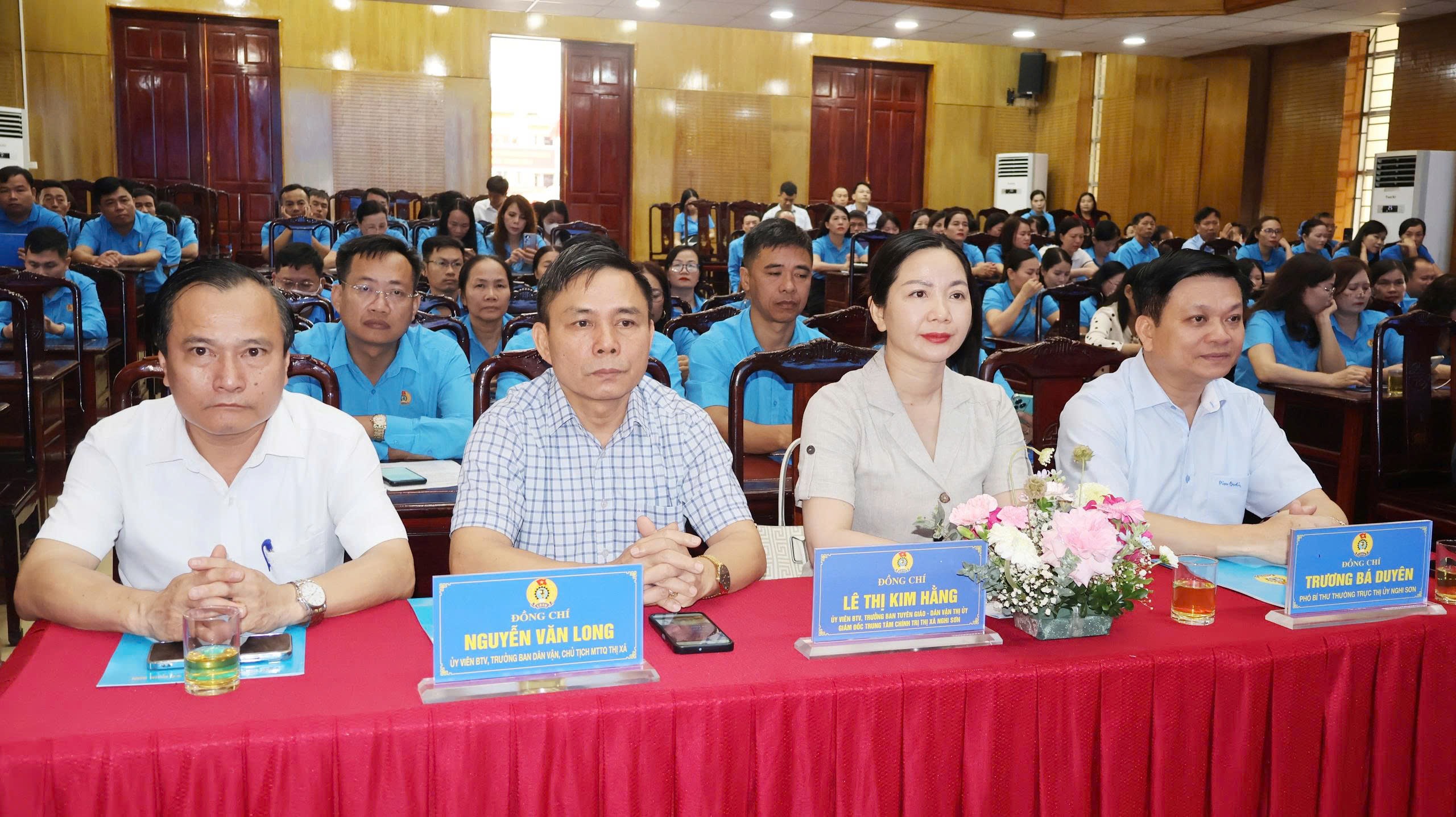 Đồng chí Trương Bá Duyên, Phó Bí thư Thường trực Thị ủy Nghi Sơn cùng các đại biểu dự hội nghị