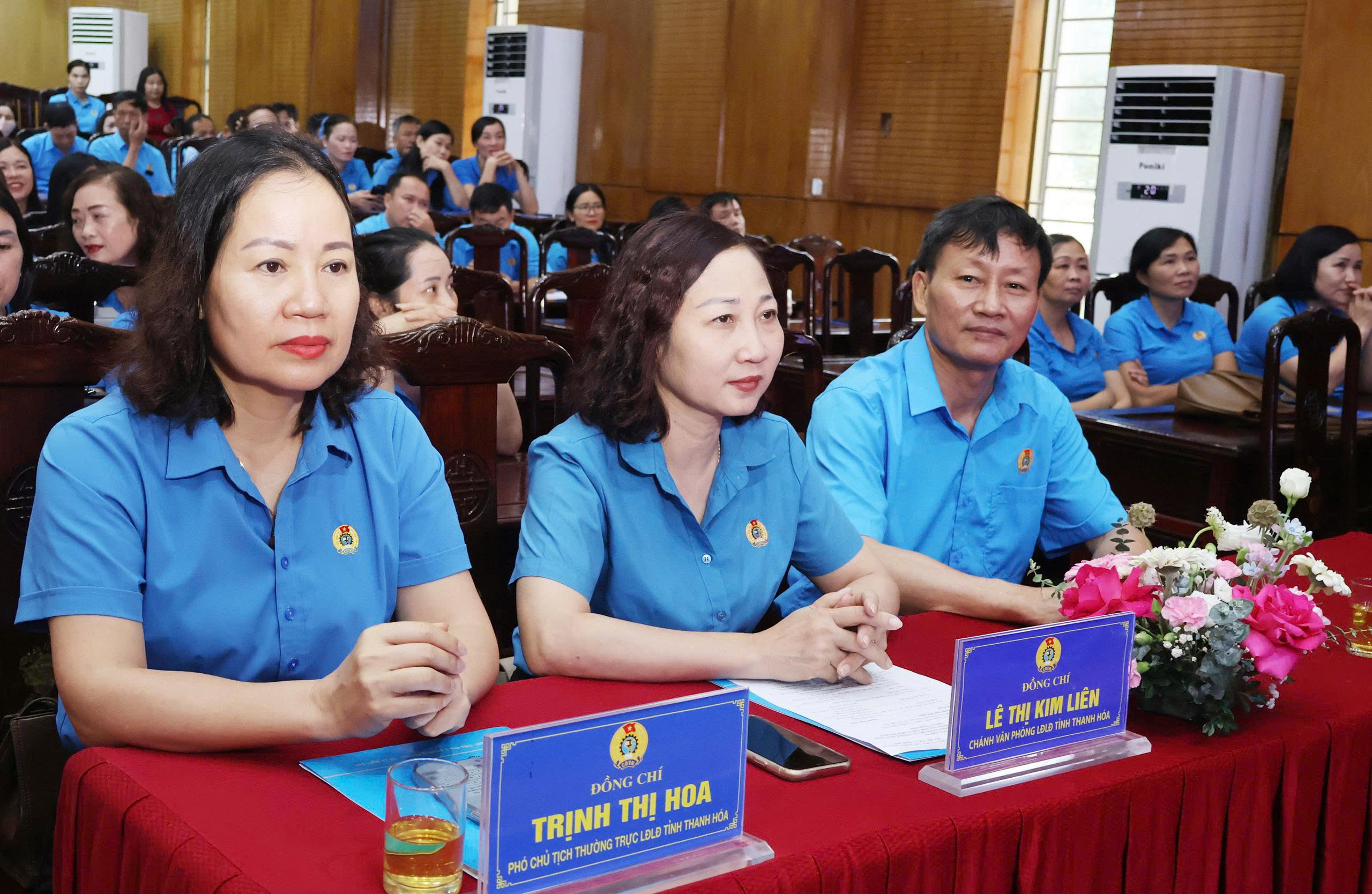 Đồng chí Trịnh Thị Hoa, Phó Chủ tịch Thường trực LĐLĐ tỉnh cùng các đại biểu dự hội nghị